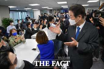 '당원과의 소통' 강조한 이재명, 민주당사 내 '당원존' 개관 [TF사진관]