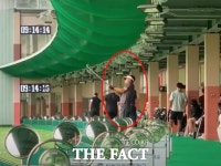 진짜 꼴불견이네…수업시간에 또 골프연습한 교사들 학생이 찰칵 (영상)