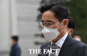 고개 숙인 채 법원 들어서는 이재용 부회장 [TF사진관]