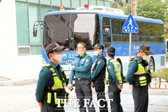 검찰로 호송된 김근식, 출소 하루 앞두고…'구속 영장 심사'[TF사진관]
