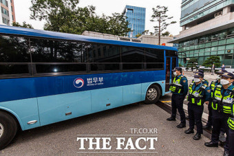 검찰로 호송된 김근식, 출소 하루 앞두고…'구속 영장 심사'[TF사진관]