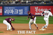 공 놓친 김동혁, 그사이 베이스 밟는 김민혁 [포토]
