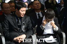 박정희 43주기 눈물 흘리는 박근령 [TF사진관]