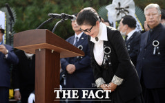 박정희 43주기 눈물 흘리는 박근령 [TF사진관]