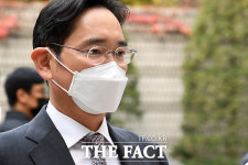 담담하게 법원 들어서는 이재용 삼성전자 회장 [TF사진관]
