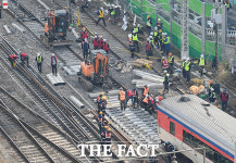 영등포역 탈선 사고 선로 복구중인 작업자들 [TF사진관]