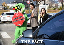 건너갑니다~ 이젠 손으로 말해요…횡단보도 손짓 캠페인 [TF사진관]