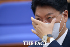 '윤석열 시계' 찬 장제원, 국회 행안위원장 선출 [TF사진관]