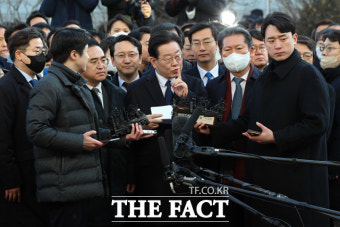 '사랑해' vs '구속해'…이재명 검찰 출석에 갈라진 시민들