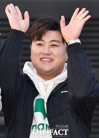 김호중, 수줍게 '토끼 포즈' [포토]