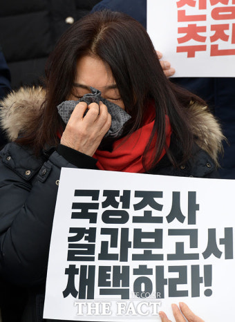 기자회견 중 하염없이 눈물만 흘린 이태원 참사 유가족 [TF사진관]