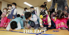 새해 복 많이 받으세요…설 연휴 맞아 세배하는 어린이들 [TF사진관]