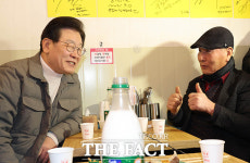 골목 민심 잡는다···이재명 설 앞두고 망원시장 방문 [TF사진관]