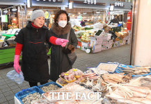 설명절 앞두고 분주한 재래시장 [TF사진관]