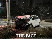 아파트 출구 차단기 앞에서 경적 울린 40대…검문 불응 도주 후 전봇대 쾅