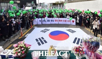 박근혜 전 대통령 사면 후 첫 생일, 지지자들의 사랑 열기로 ‘따뜻'