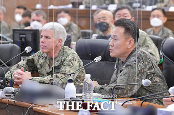 '마라도함에서 손 맞잡은 한미 해군 사령관' [TF사진관]