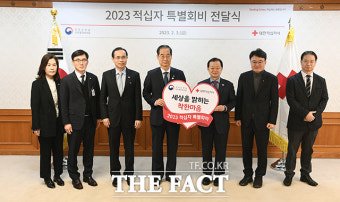 한덕수 총리 '2023 적십자 특별회비 전달' [TF사진관]