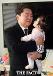 아이에게 미소로 답하는 안철수 [포토]