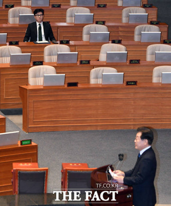 '운명의 날' 체포동의안 신상발언 하는 이재명, 지켜보는 한동훈 [TF사진관]