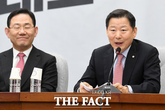 이철규 신임 사무총장 원내대책회의 참석, 미소 짓는 주호영 원내대표 [TF사진관]