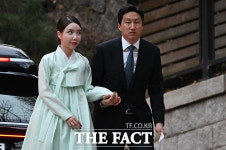 고 정주영 22주기, 두 손 꼭 잡은 정기선 부부 [TF사진관]