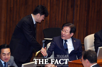 이재명 대표와 인사하는 홍익표 의원 [포토]