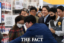 정용진 부회장, 리뉴얼 오픈한 이마트 연수점 방문 [TF사진관]