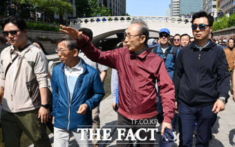 사면 후 '청계천 나들이' 나선 이명박 