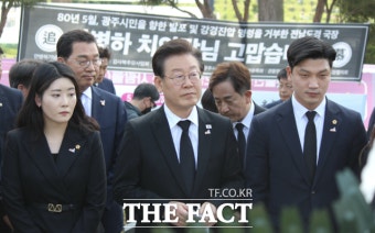 이재명 민주당 대표, 5⋅18 구 묘역 참배...5⋅18정신 헌법 전문 수록 언급