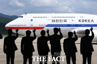 'G7 정상회의 참석'…일본으로 출국하는 윤석열 대통령 부부 [TF사진관]