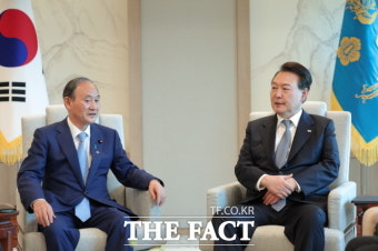 尹 대통령, 스가 전 日 총리 만나 