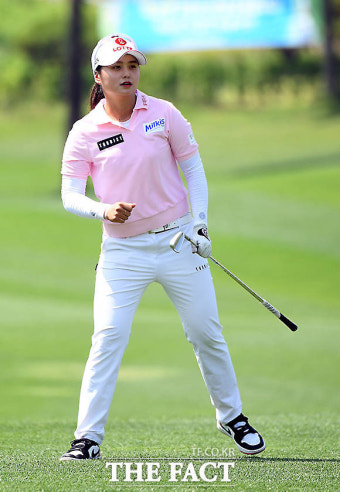 최혜진, KLPGA 11번째 우승 코앞… 롯데오픈 마지막날 3타 차 선두 [TF사진관]