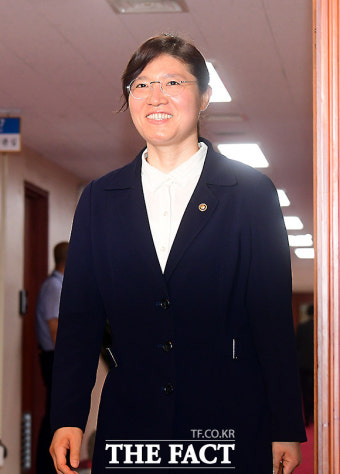 미소 지으며 국무회의 첫 참석하는 장미란 문체부 2차관 [포토]