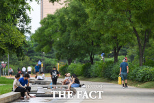 뜨거운 일상 속, 휴식을 취하는 시민들 [포토]