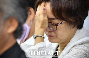 '눈물 삼키는' 이태원 참사 유가족 [포토]