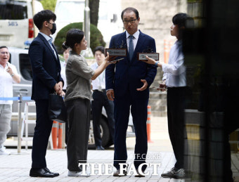 '돈봉투 의혹' 윤관석·이성만, 구속심사 출석...'비장-여유' 상반된 표정 [TF사진관]