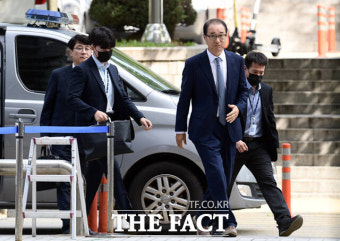 '돈봉투 의혹' 윤관석·이성만, 구속심사 출석...'비장-여유' 상반된 표정 [TF사진관]