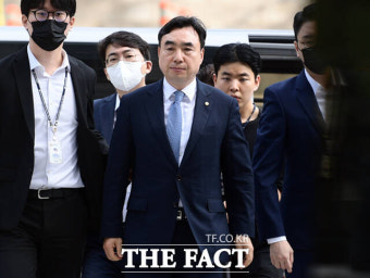 '돈봉투 의혹' 윤관석·이성만, 구속심사 출석...'비장-여유' 상반된 표정 [TF사진관]