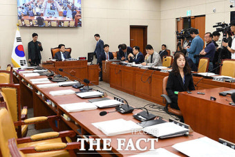 국회 과방위, '격론 끝 이동관 청문회 개최 합의'…증인 채택은 '불발' [TF사진관]