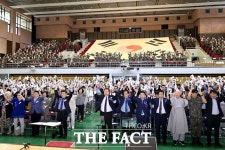 파주시 광복절 경축식...임시의정원 게양된 대형 태극기 인쇄본 등장