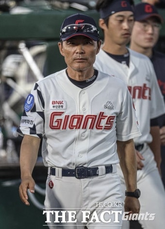 롯데 래리 서튼 감독, 건강 악화 자진 사퇴...이종운 감독 대행
