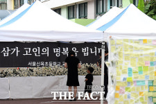 계속되는 추모의 발걸음…신목초 추모 공간 찾은 추모객들 [TF사진관]