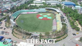 청주야구장 19억 들여 새 단장…인조잔디 교체