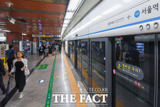 철도 파업 이틀차... 출근길 붐비는 시민들 [TF사진관]