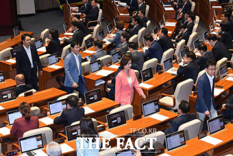 '노란봉투법 상정 불발'  의장에 항의하는 환노위 야당 의원들 [TF사진관]