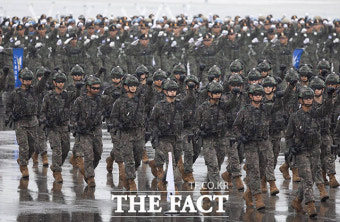국군의 날 75주년 기념식 '분열하는 도보부대' [TF사진관]
