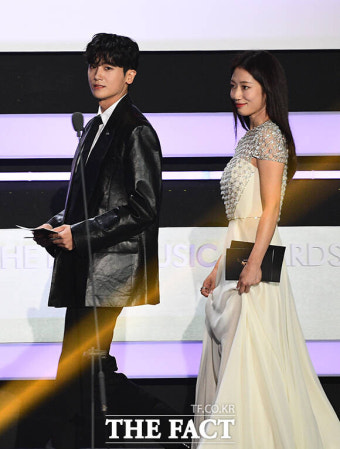 [TMA포토] '선남선녀' 박형식-박신혜 '올해의 아티스트 시상하러 왔어요'