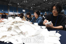 분주하게 움직이는 서울 강서구청장 보궐선거 개표소 [TF사진관]