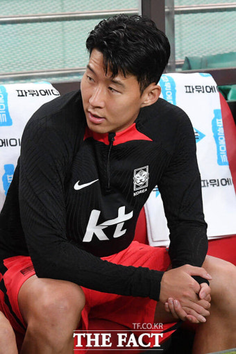 '벤치 스타트' 손흥민, 주장 완장 차고 경기 나선 김민재 [TF사진관]